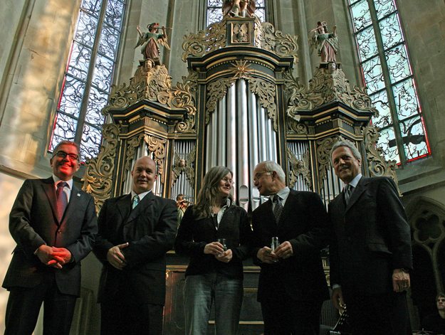 Gruppenbild zur Einweihung der neuen Chorfenster
