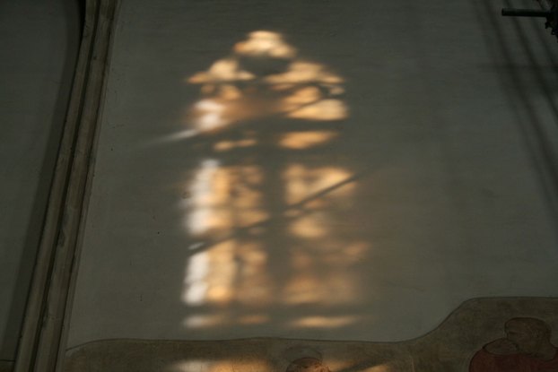 Chorfenster der Regiswindiskirche - Schatten