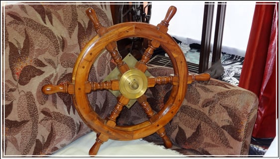 Eine echte Rarität ist dieses alte Original Schiffssteuerrad!