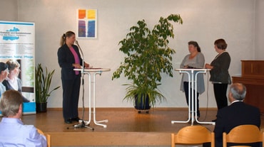 Frau Ziegler (links) im Gespräch mit Frau Thornton (mitte) und Frau Gröninger (rechts)