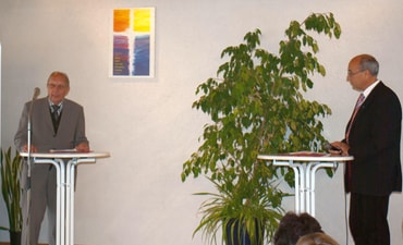 Herr Weber (links) im Gespräch mit dem damaligen Geschäftsführer der Diakonie-Sozialstation Herrn Reichert (rechts)